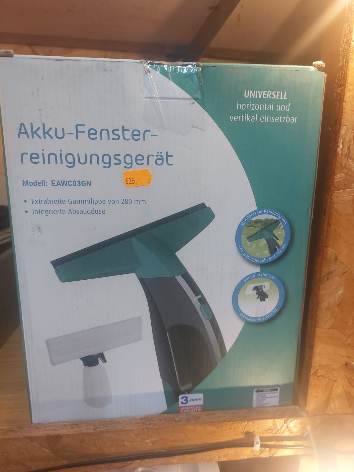 Rechargeable window cleaning device, a Quigg Akku-Fenster-reinigungsgerät