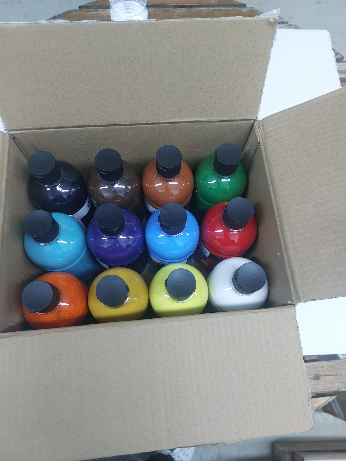 12 Colours Acrylic Pigment: This craft paint set includes 12 assorted, vivid colours in 16.9 ounce / 500ml bottles - Image 3