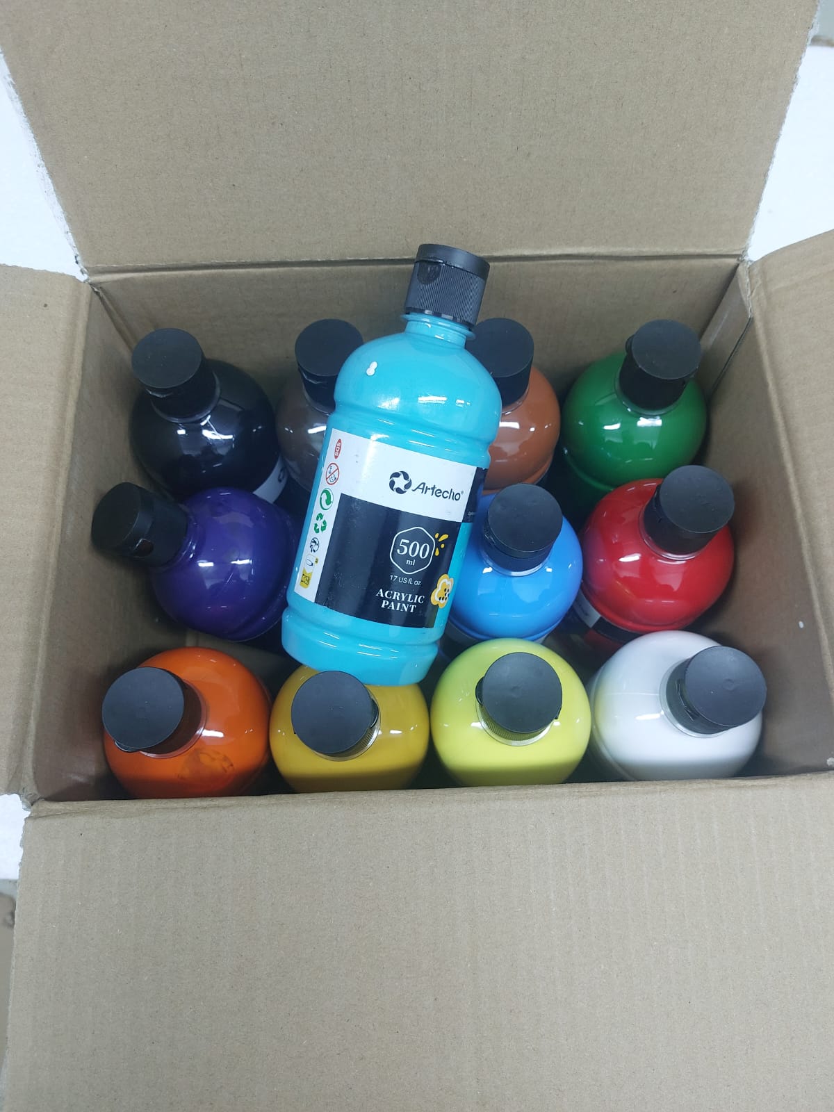 12 Colours Acrylic Pigment: This craft paint set includes 12 assorted, vivid colours in 16.9 ounce / 500ml bottles - Image 4