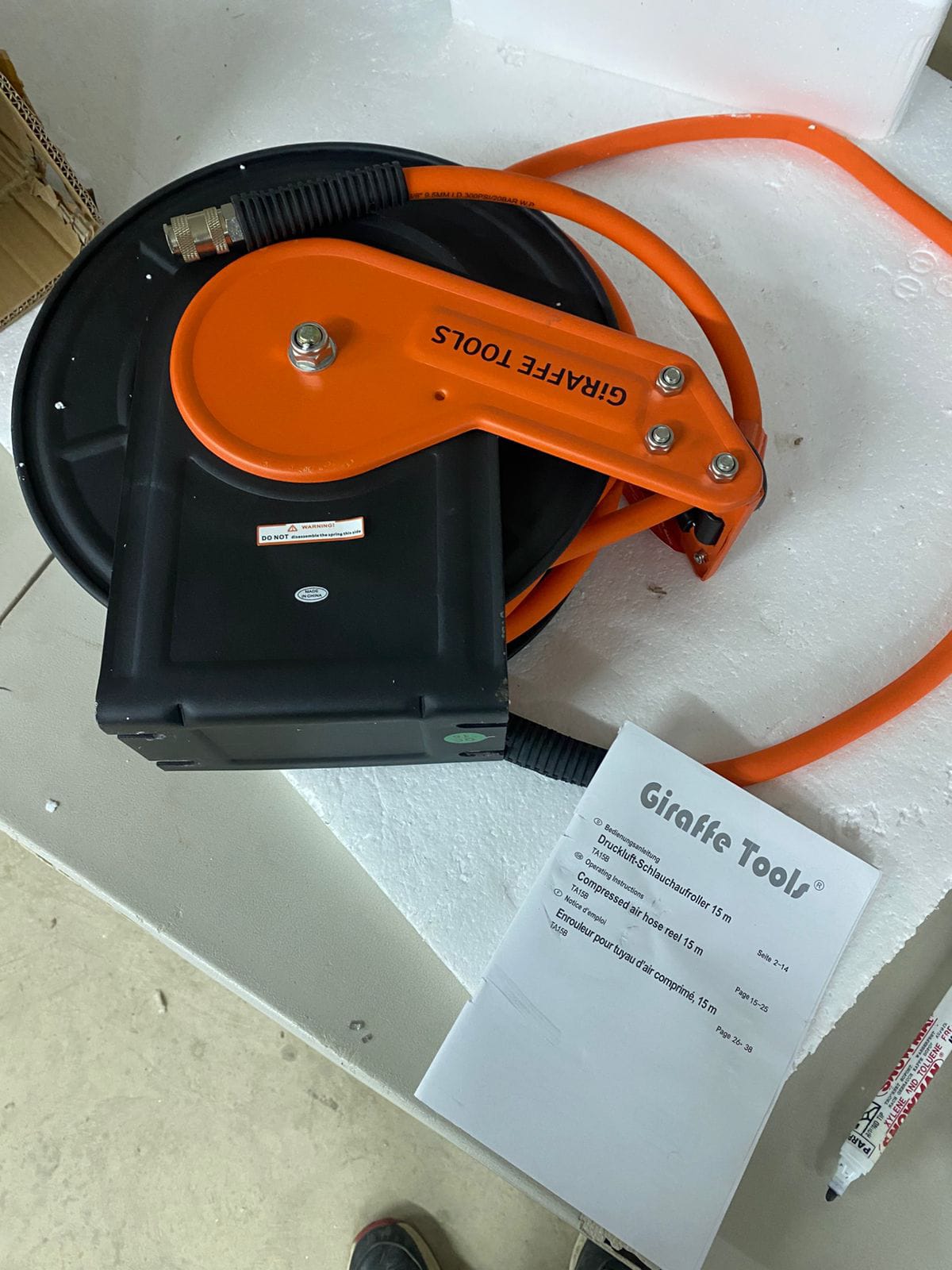 Giraffe Tools TA15BPLUS Retractable Air Hose Reel with Swivel Bracket 3/8" x 50 ft Hybrid Hose - Image 2