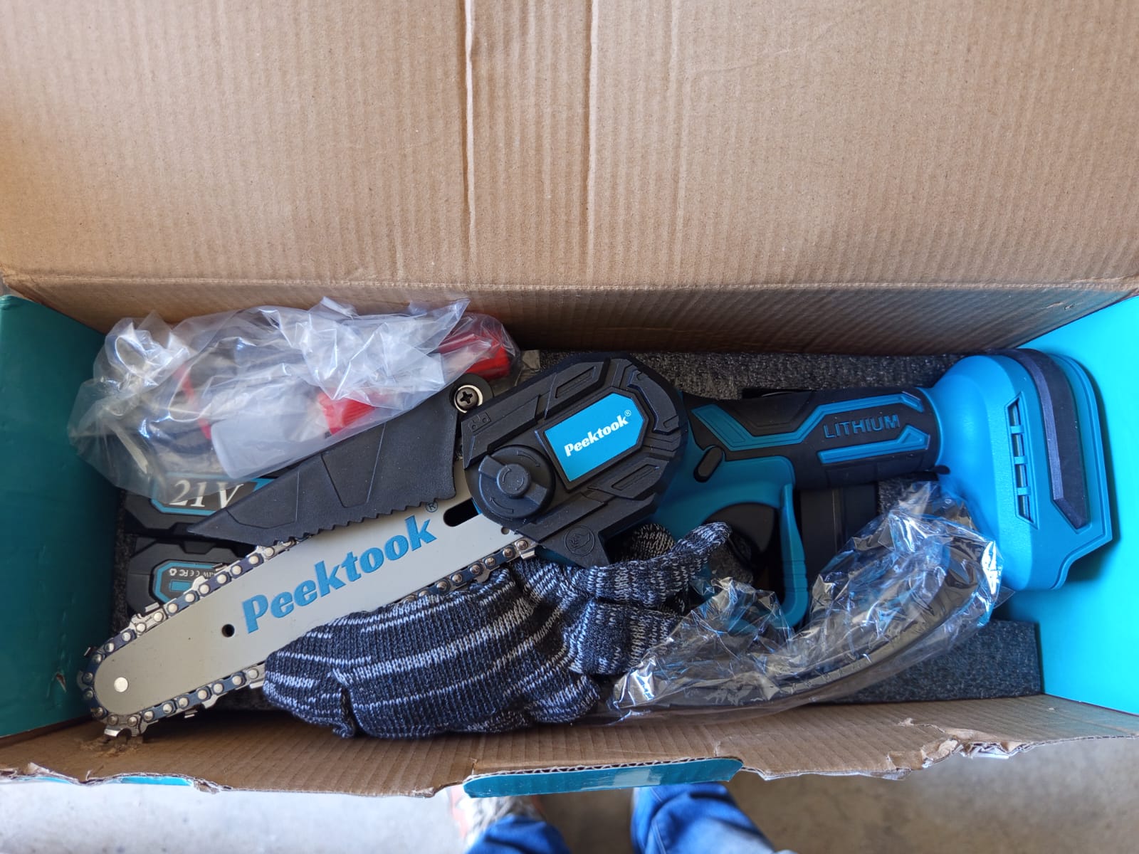 Mini Chainsaw Cordless 6Inch, Peektook Chain Saw Electric Chainsaw Battery Saw with 1 * 2.0Ah Battery & 2 Chains, Small Chain Saw Electric Saw with Strong Motor for Tree Trimming, branches cutting - Image 3